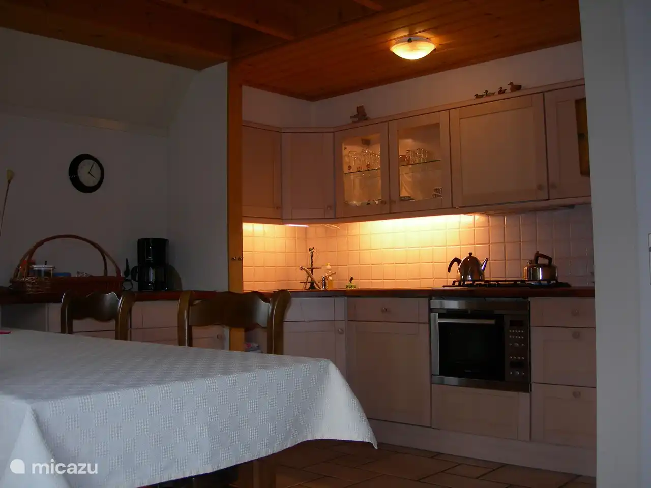 Essbereich mit Theke am Abend