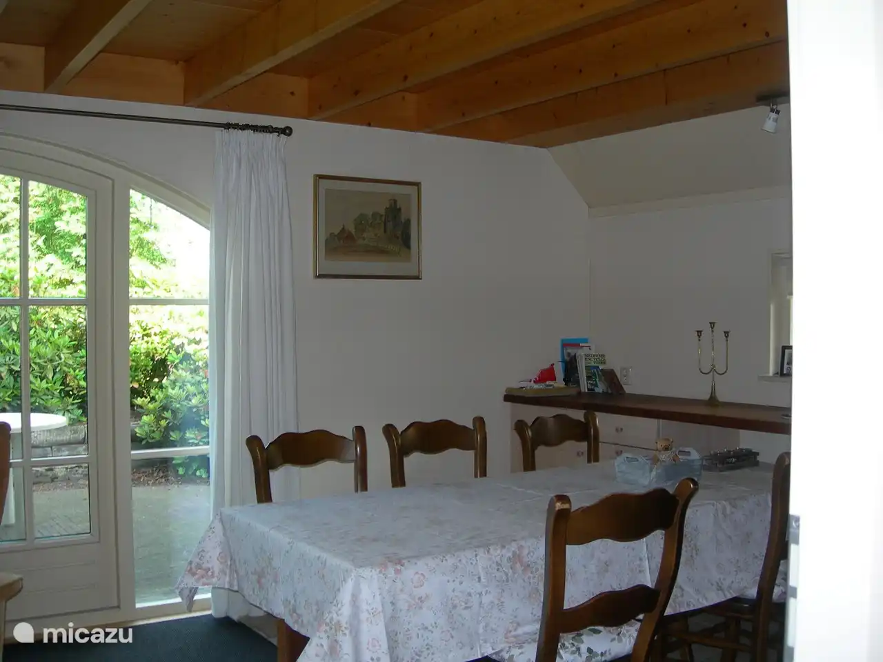 Praktischerweise ein großer Esstisch mit 5 Stühlen

