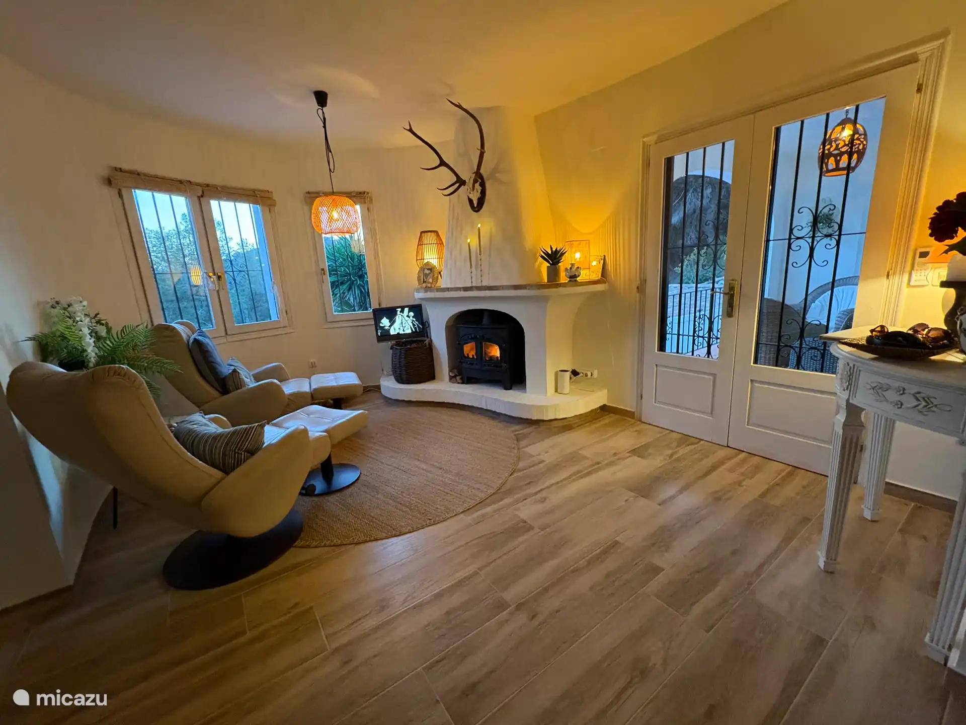 An kälteren Abenden können Sie sich bei der wunderbaren Wärme des Kamins im Wohnzimmer im Obergeschoss entspannen. Links vom Kamin befindet sich ein Fernseher, auf dem Sie Ihre eigenen Streaming-Dienste per Chromecast ansehen können