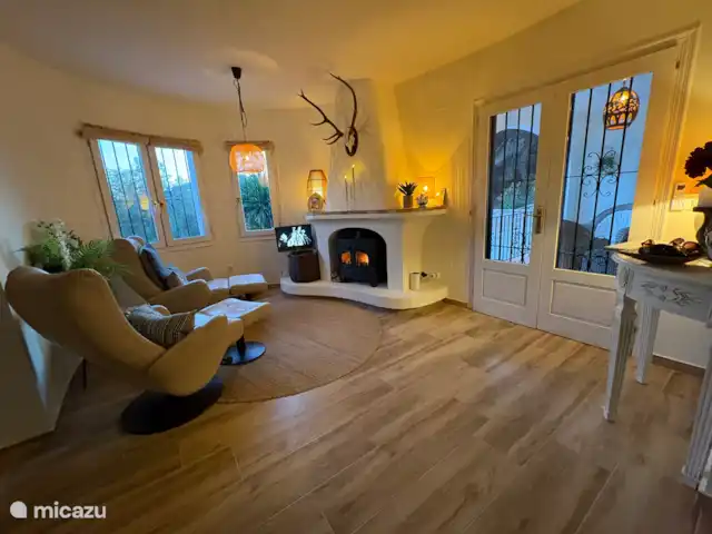 Casa Sueño | Espagne, Costa Blanca, Moraira - maison de vacances Les soirs plus froids, vous pourrez vous détendre avec la merveilleuse chaleur de la cheminée dans le salon à l’étage. À gauche de la cheminée se trouve une télévision, où vous pouvez regarder vos propres services de streaming via chromecast