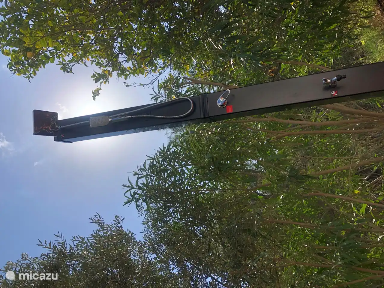 Die Solar-Außendusche am Pool liefert 20 Liter heißes Wasser, das von der Sonne erwärmt wird