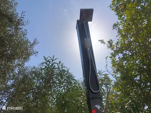 Casa Sueño | Espagne, Costa Blanca, Moraira - maison de vacances La douche extérieure solaire au bord de la piscine fournit 20 litres d'eau chaude, chauffée par le soleil