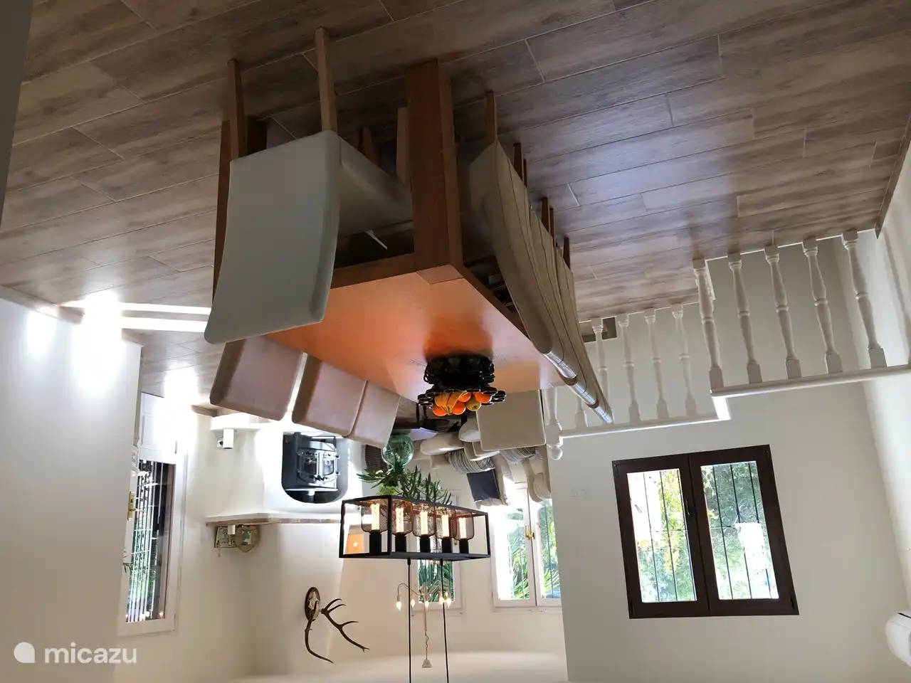 Das Wohnzimmer mit Esstisch für 8 Personen