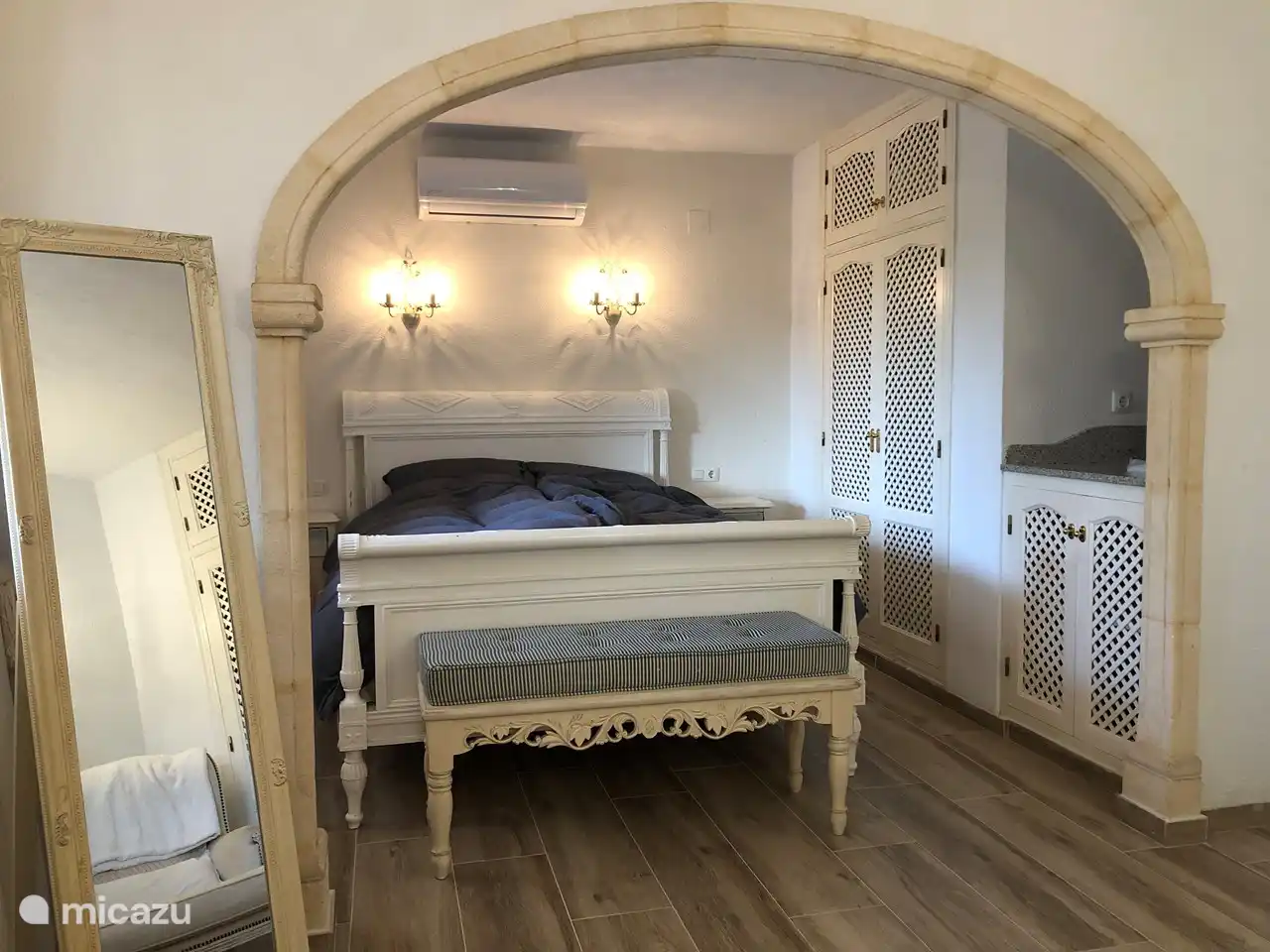 Das geräumige Hauptschlafzimmer mit Einbauschränken und Klimaanlage befindet sich im ersten Stock und wird in der Beschreibung als Schlafzimmer 4 bezeichnet