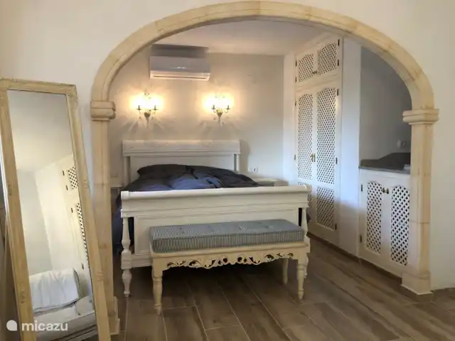 Casa Sueño | Espagne, Costa Blanca, Moraira - maison de vacances La chambre principale spacieuse avec placards et climatisation est située au premier étage et s’appelle « Chambre 4 » dans la description