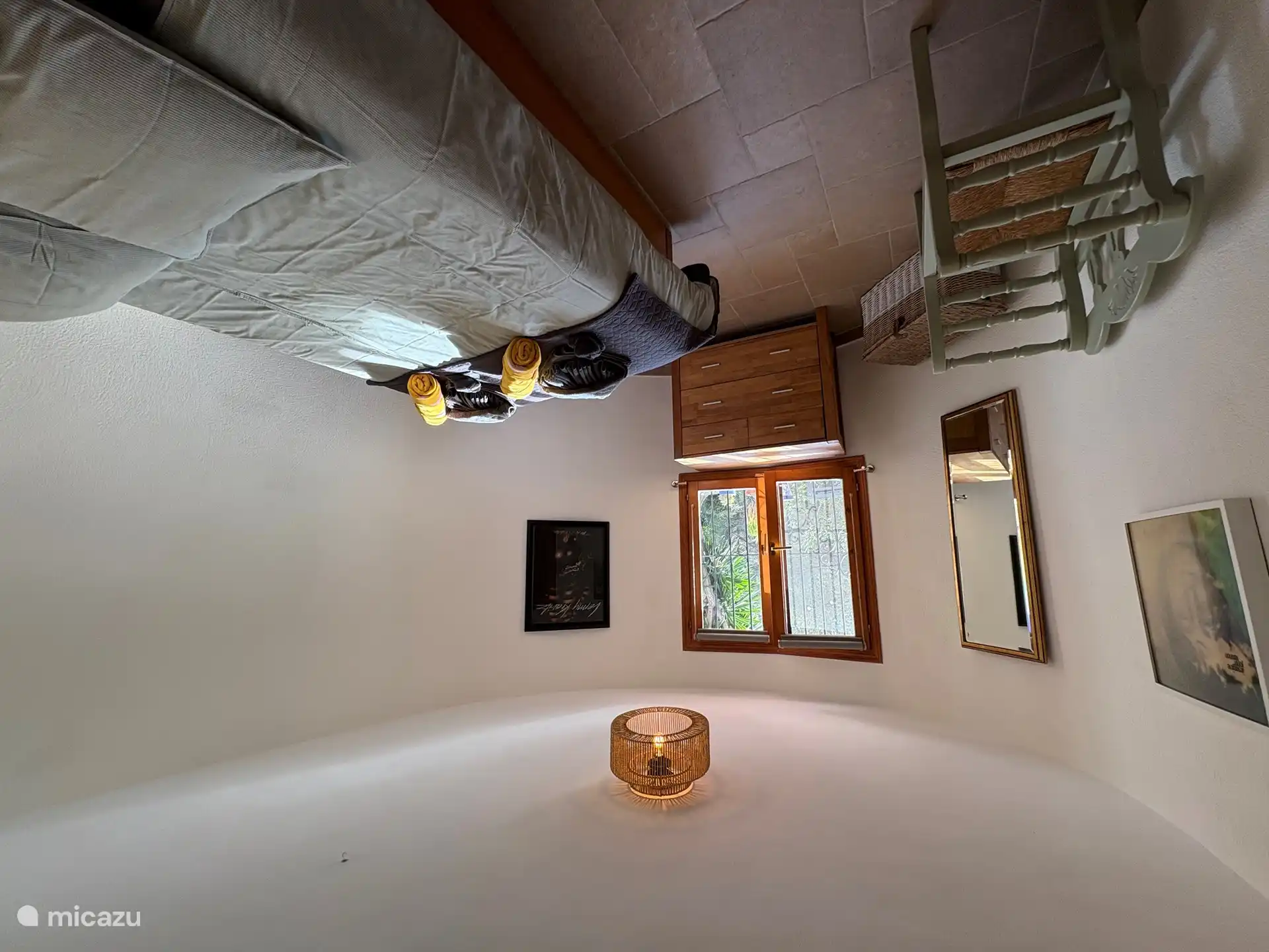 Schlafzimmer 1 mit begehbarem Kleiderschrank und Klimaanlage mit Blick auf den Pool