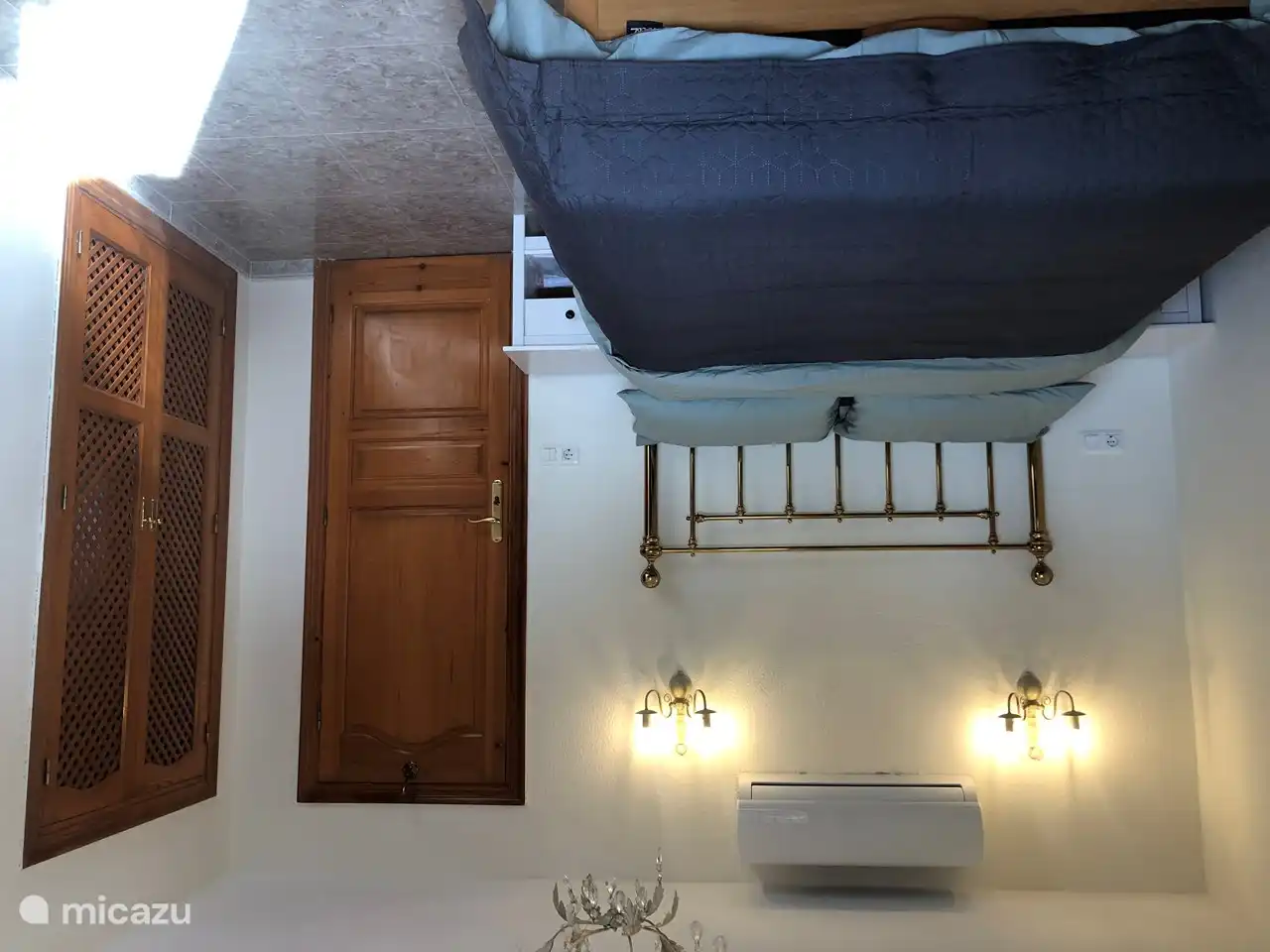 Schlafzimmer 1 mit begehbarem Kleiderschrank und Klimaanlage blickt auf den Pool