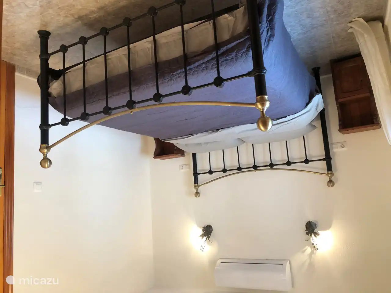 Schlafzimmer 2, mit Einbauschrank und Klimaanlage, grenzt an das große Badezimmer mit WC. Alle Schlaf- und Wohnräume werden Anfang 2022 mit einer Klimaanlage warm/kalt ausgestattet