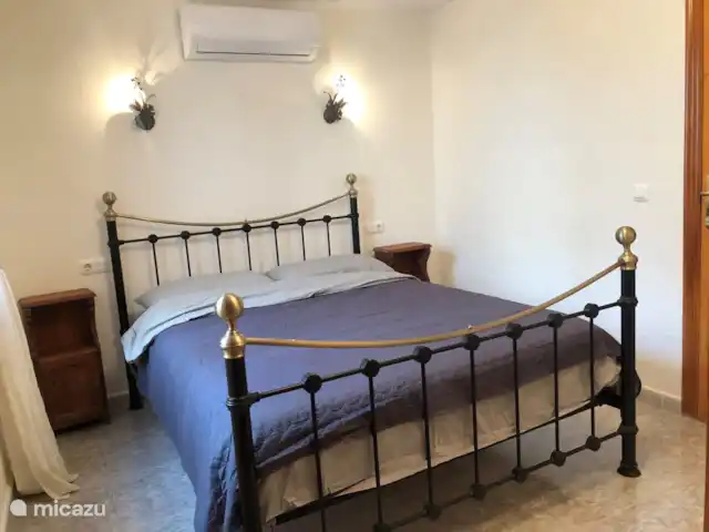 Casa Sueño | Espagne, Costa Blanca, Moraira - maison de vacances La chambre 2, avec placard et climatisation, est adjacente à la grande salle de bain avec toilettes. Toutes les chambres et tous les salons seront équipés de la climatisation chaud/froid au début de l’année 2022