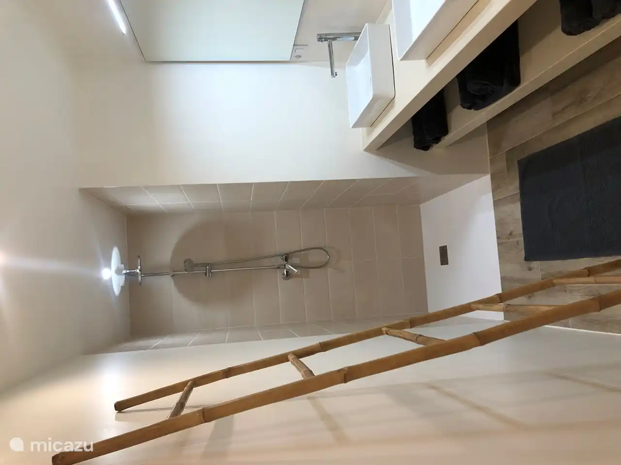 Badezimmer im Erdgeschoss mit großer ebenerdiger Dusche (Regendusche Option), zwei Waschbecken und einer Toilette.