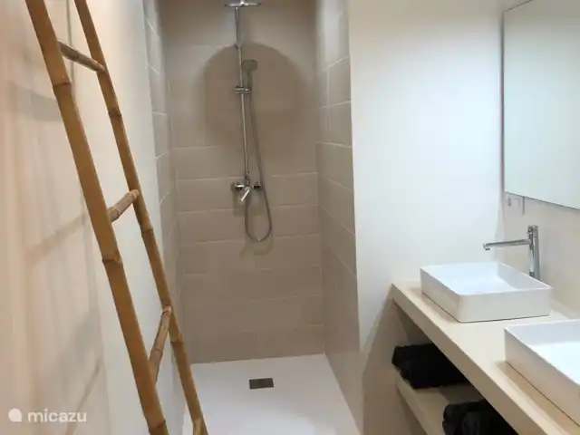 Casa Sueño | Espagne, Costa Blanca, Moraira - maison de vacances Salle de bain au rez-de-chaussée avec grande douche à l'italienne (option douche pluie), deux lavabos et un WC.
