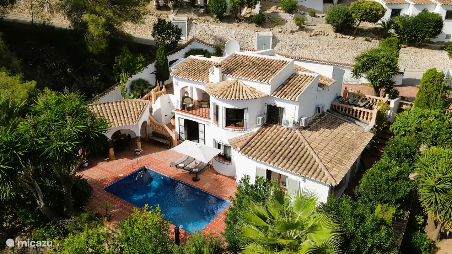 Unsere Traumvilla Casa Sueño liegt in einer ruhigen Gegend, in einer Sackgasse, 5 Minuten vom Strand und dem Wald entfernt.