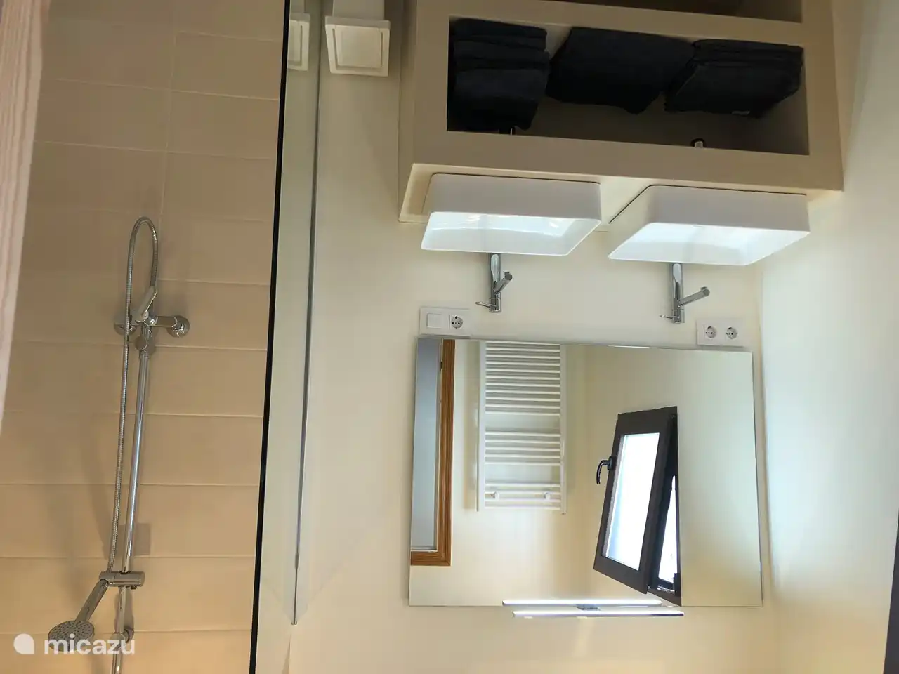 Badezimmer im Obergeschoss mit großer ebenerdiger Dusche (Regendusche Option) und zwei Waschbecken