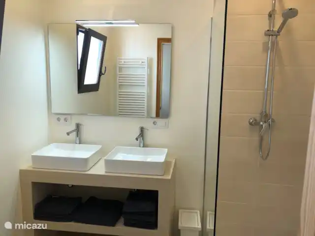 Casa Sueño | Espagne, Costa Blanca, Moraira - maison de vacances Salle de bain à l'étage avec grande douche à l'italienne (option douche pluie) et deux vasques