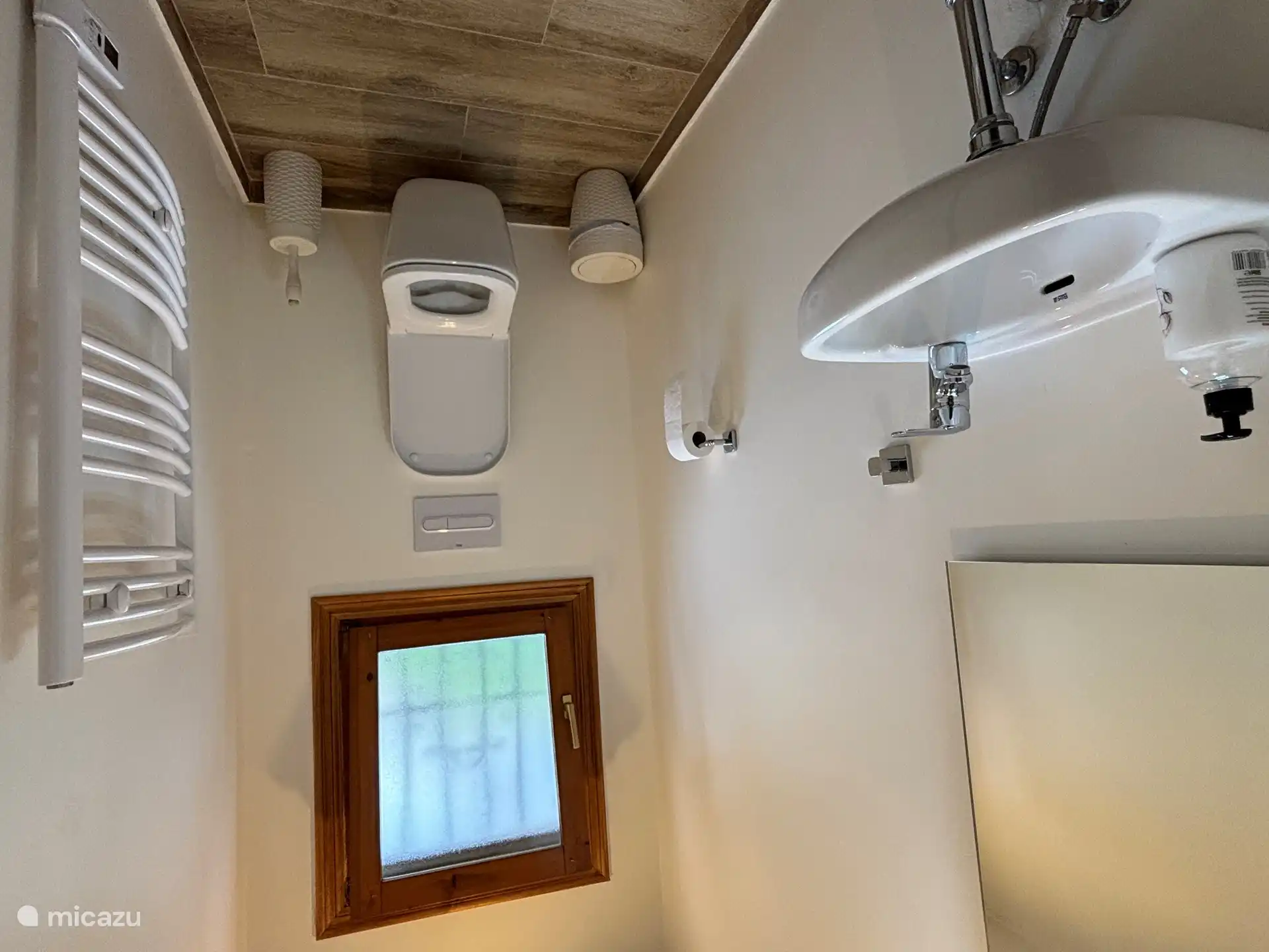 Separates WC im Obergeschoss mit Waschbecken und großem Abstellraum