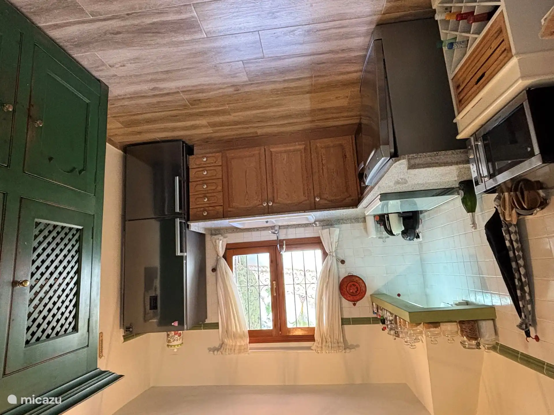 Die gut ausgestattete Küche im Obergeschoss mit Drei-Flammen-Induktionskochfeld, Grillofen, Geschirrspüler, Wasserkocher, Toaster, Sandwichmaker, Kaffeemaschine (Dolce Gusto), Milchaufschäumer, Mikrowelle, Gefrier-Kühlkombination, guten Messern usw.