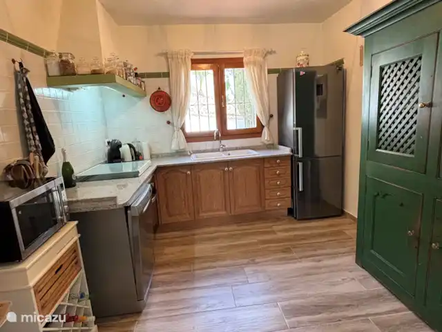 Casa Sueño | Espagne, Costa Blanca, Moraira - maison de vacances La cuisine bien équipée à l'étage avec plaque à induction trois feux, four grill, lave-vaisselle, bouilloire, grille-pain, machine à sandwich, cafetière (Dolce Gusto), mousseur à lait, micro-ondes, combiné congélateur-cool, bons couteaux, etc.