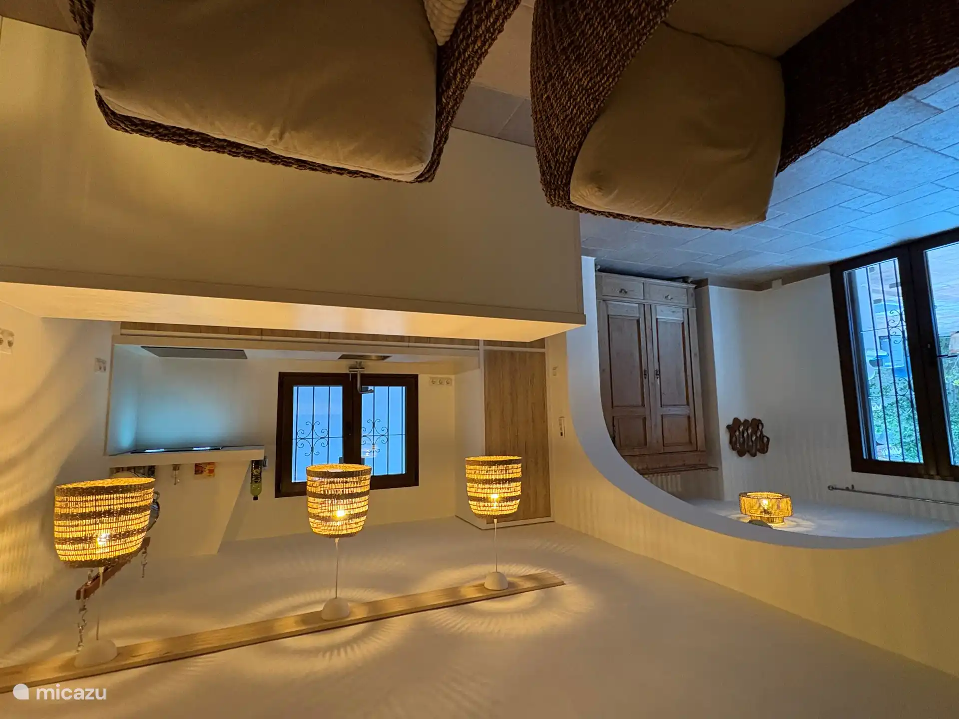 Die Küche im Erdgeschoss wurde 2025 fertiggestellt und verfügt über einen Drei-Flammen-Induktionsherd, eine Kombi-Mikrowelle, einen Wasserkocher, einen Kühlschrank mit Gefrierfach, einen Geschirrspüler, eine Kaffeemaschine (Dolce Gusto), einen Toaster usw.