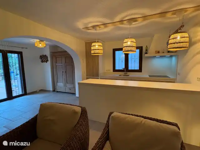 Casa Sueño | Espagne, Costa Blanca, Moraira - maison de vacances La cuisine du rez-de-chaussée achevée en 2025 avec une cuisinière à induction à trois feux, un four à micro-ondes combiné, une bouilloire, un réfrigérateur-congélateur, un lave-vaisselle, une cafetière (Dolce Gusto), un grille-pain, etc.