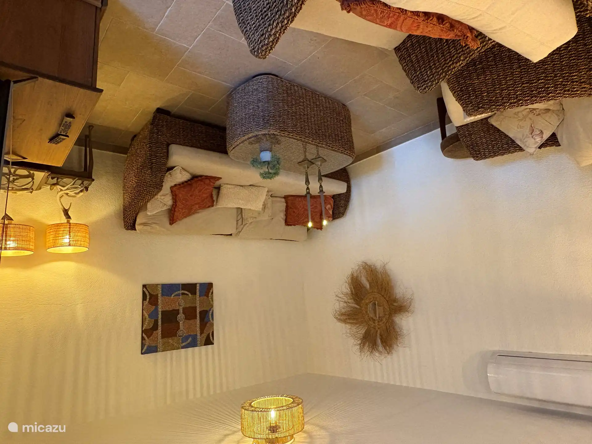 Auch im Erdgeschoss eine schöne Sitzecke mit TV. 