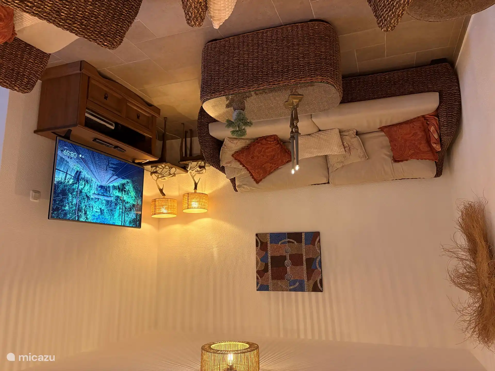 Über Chromecast können Sie (niederländisches) Fernsehen über die Apps auf Ihrem Smartphone schauen. Es gibt auch viele DVDs, um einen Abend lang Filme zu schauen.