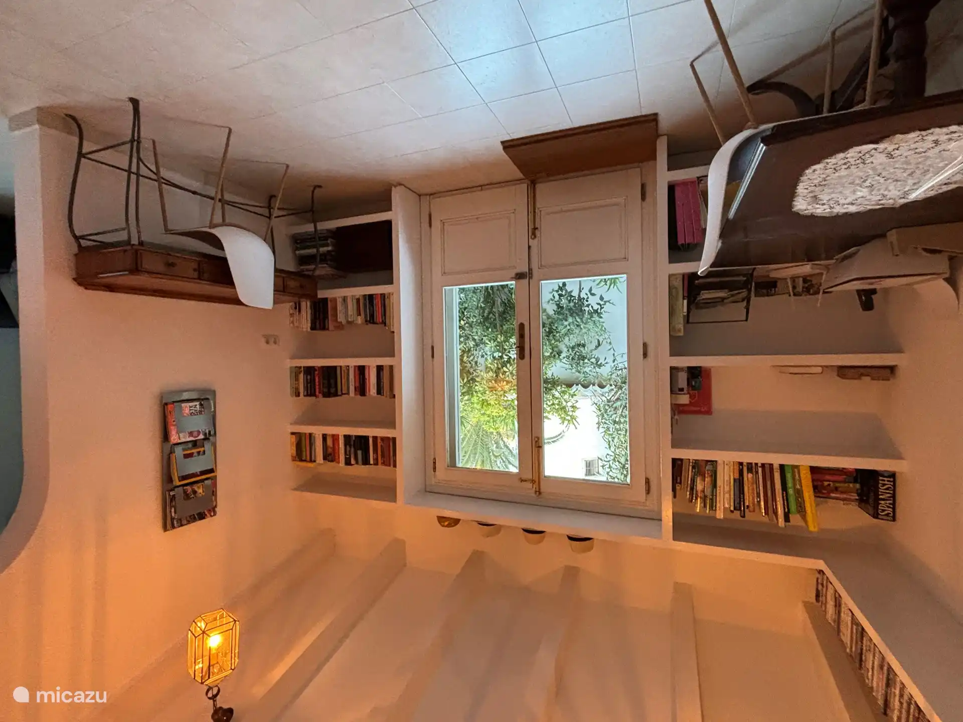 Tracance (Kombi Arbeit-Urlaub, auch Workation oder Tracación genannt) ist in diesem Haus aufgrund des separaten Büros und des superschnellen WLAN (das das ganze Haus und den Garten abdeckt) ideal. In diesem Büro finden Sie auch eine riesige Sammlung von DVDs und Büchern