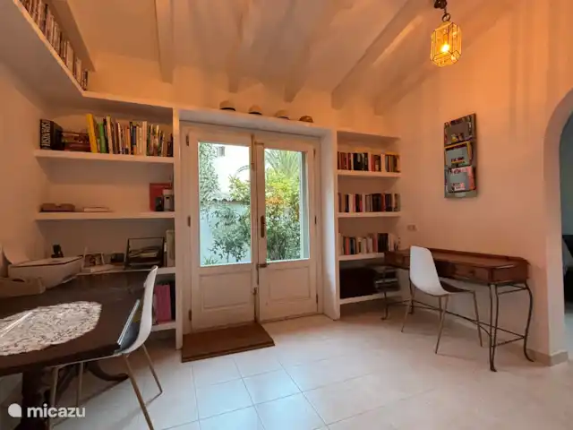Casa Sueño | Espagne, Costa Blanca, Moraira - maison de vacances Tracance (combiné travail-vacances, également appelé workation ou tracación)) est idéal dans cette maison, grâce au bureau séparé et au WIFI ultra-rapide (qui couvre toute la maison et le jardin). Vous trouverez également une énorme collection de DVD et de livres dans ce bureau