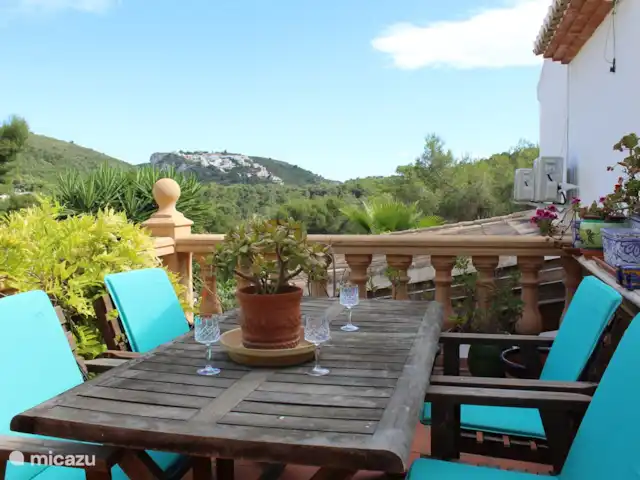 Casa Sueño | Espagne, Costa Blanca, Moraira - maison de vacances A gauche de la maison vous trouverez une terrasse entourée de pots de plantes.
