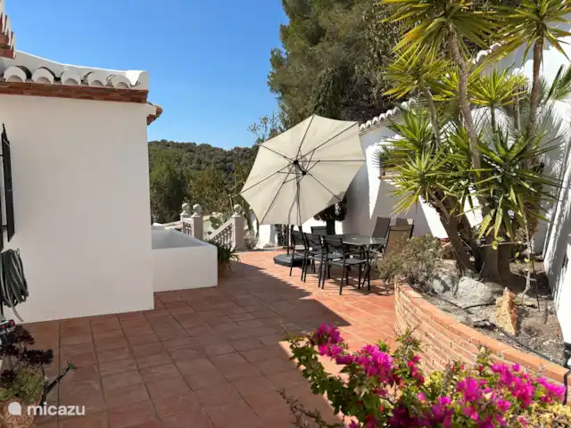 Casa Sueño | Espagne, Costa Blanca, Moraira - maison de vacances Il fait bon déjeuner sur la terrasse de droite à l'ombre du parasol