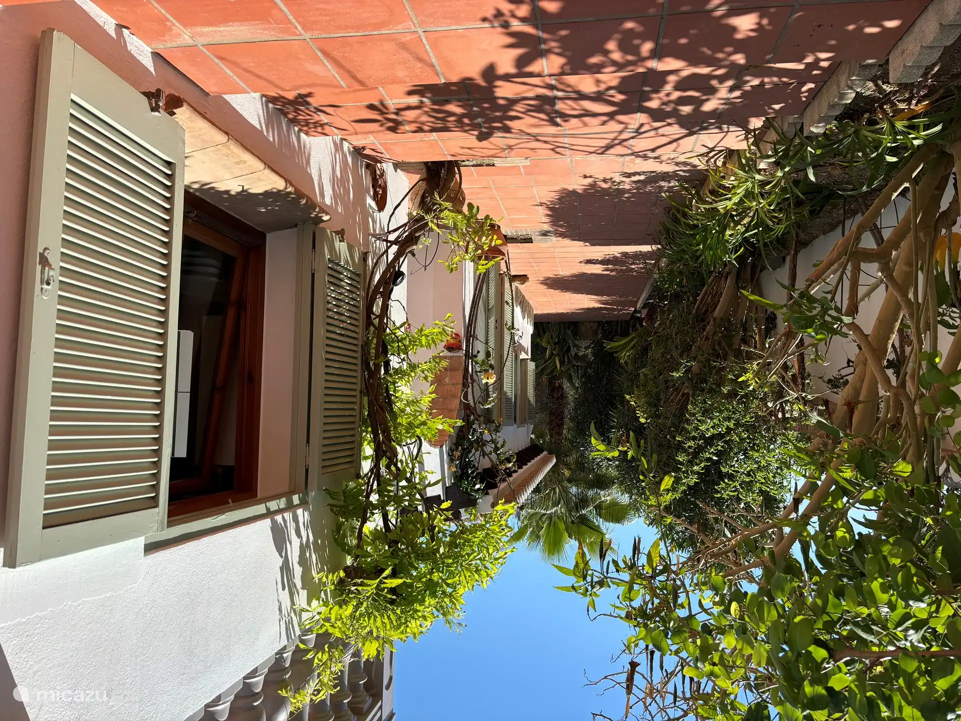 Der Eingang zum Büro befindet sich auf der linken Seite der Villa