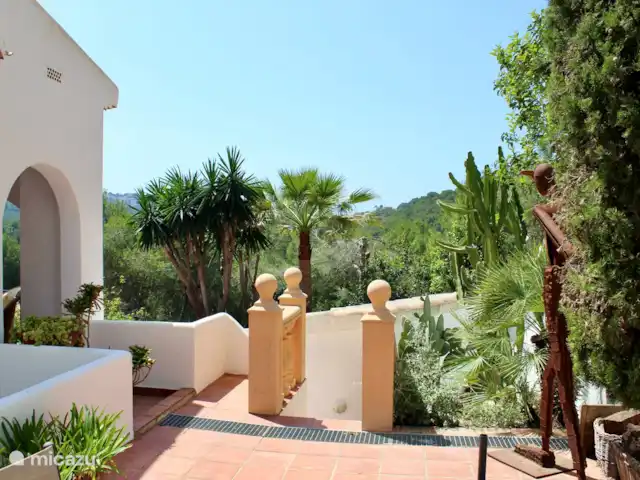 Casa Sueño | Espagne, Costa Blanca, Moraira - maison de vacances La statue de Moraira (à droite sur la photo) surplombe la piscine, le jardin et la forêt de Verde Pino