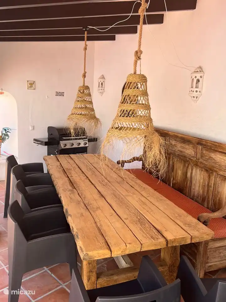 Ein Gasgrill steht Ihnen in der Naya zur Verfügung, aber stellen Sie ihn bitte außerhalb der Naya auf, wenn Sie ihn benutzen