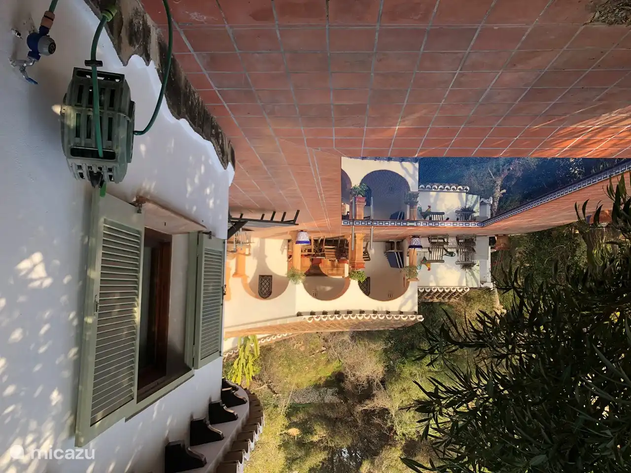 Die Morgensonne scheint ein schönes Licht in die Naya für ein gemütliches Frühstück mit Vogelgezwitscher und weiterer Stille