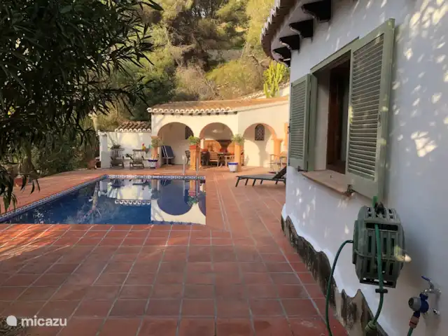 Casa Sueño | Espagne, Costa Blanca, Moraira - maison de vacances Le soleil du matin brille d'une lumière merveilleuse dans la naya pour un petit déjeuner confortable avec le chant des oiseaux et plus de silence