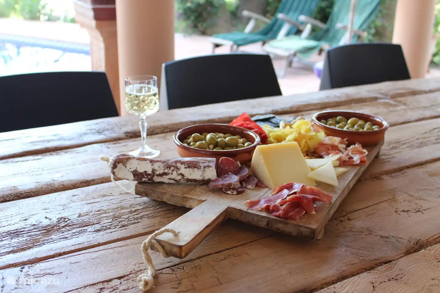 Tapas am Pool im Schatten der Naya