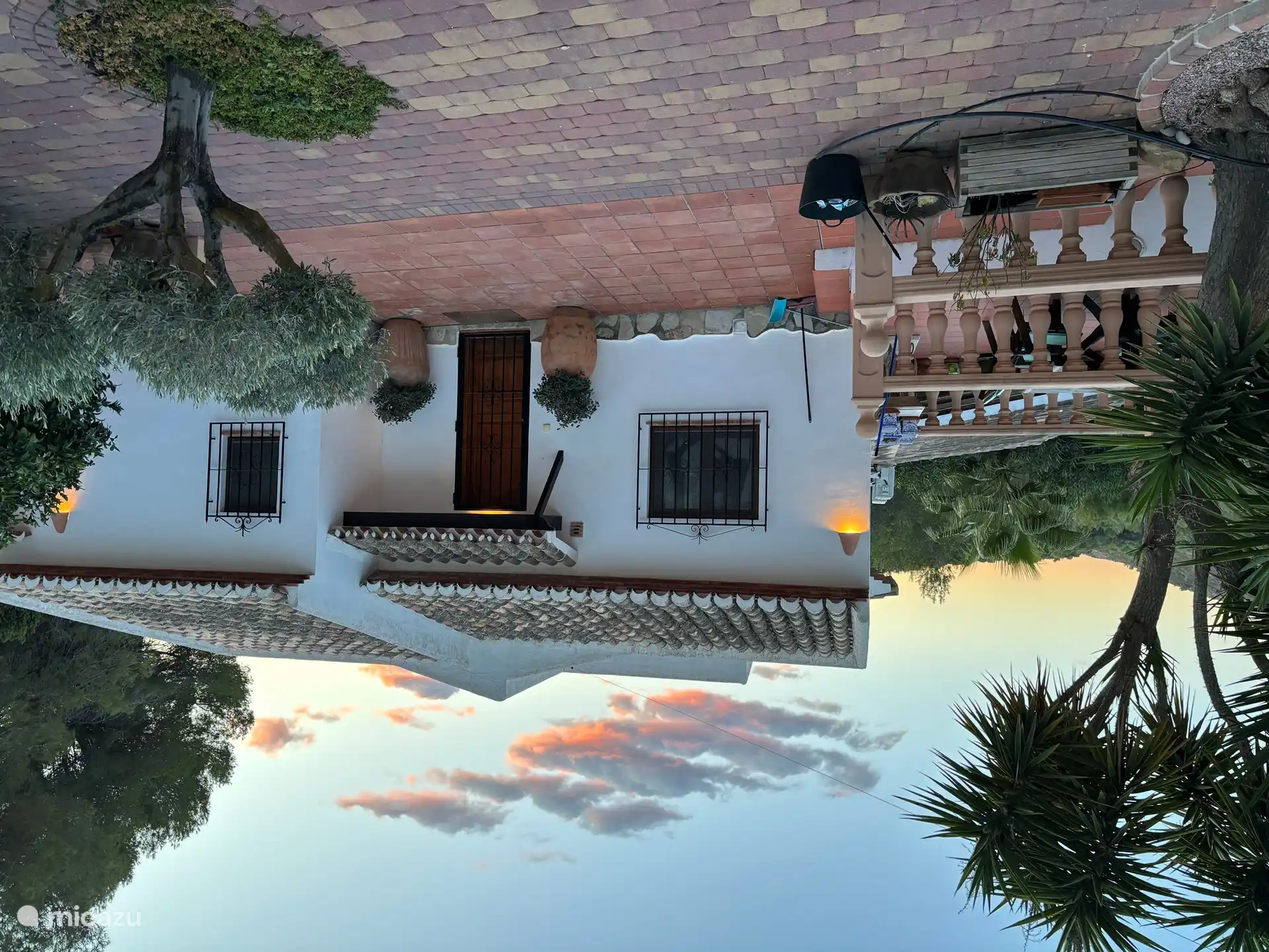 Die Vorderseite des Hauses. Dieses scheinbar gemütliche Haus bietet überraschend viel Platz