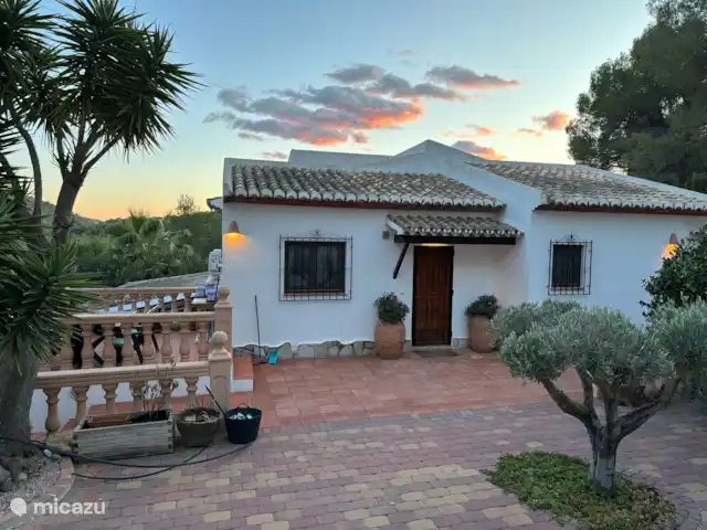 Casa Sueño | Espagne, Costa Blanca, Moraira - maison de vacances La façade de la maison. Cette maison apparemment confortable contient une quantité surprenante d'espace