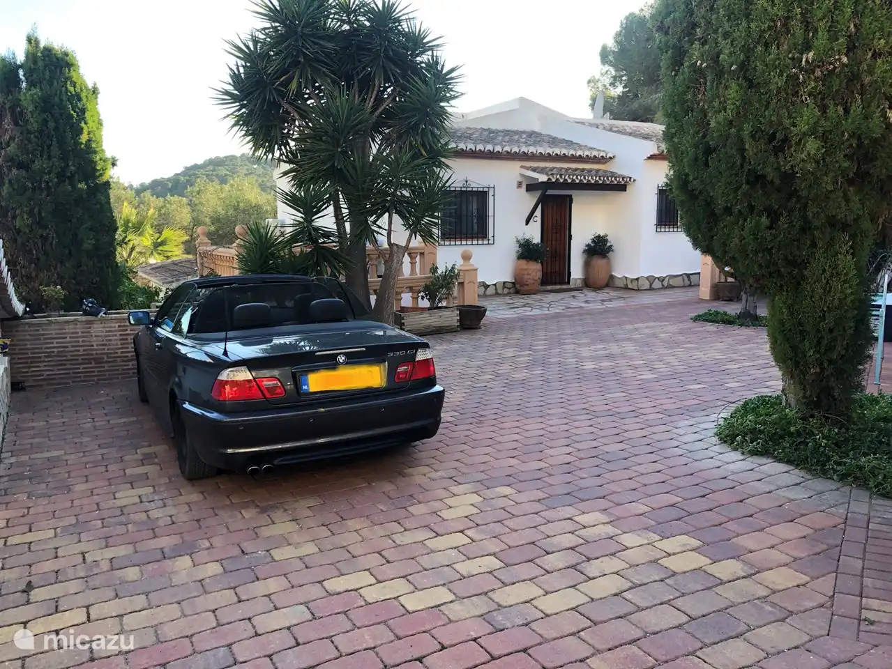 Parkplatz für mindestens zwei Autos vor dem Haus auf privatem, geschütztem Gelände