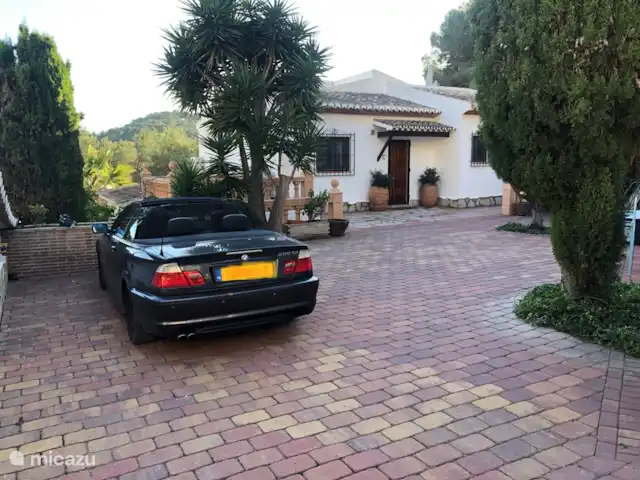 Casa Sueño | Espagne, Costa Blanca, Moraira - maison de vacances Parking pour au moins deux voitures devant la maison sur un terrain privé et protégé