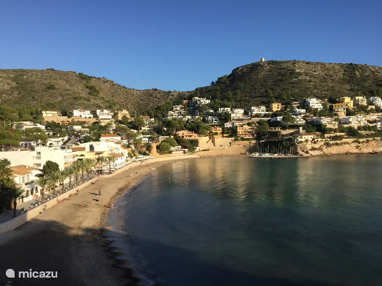 El Portet. Wir schwimmen täglich von diesem Strand zu den Bojen und zurück, genau 1 km. Kleine Wellenbewegung, die es einfach macht.
