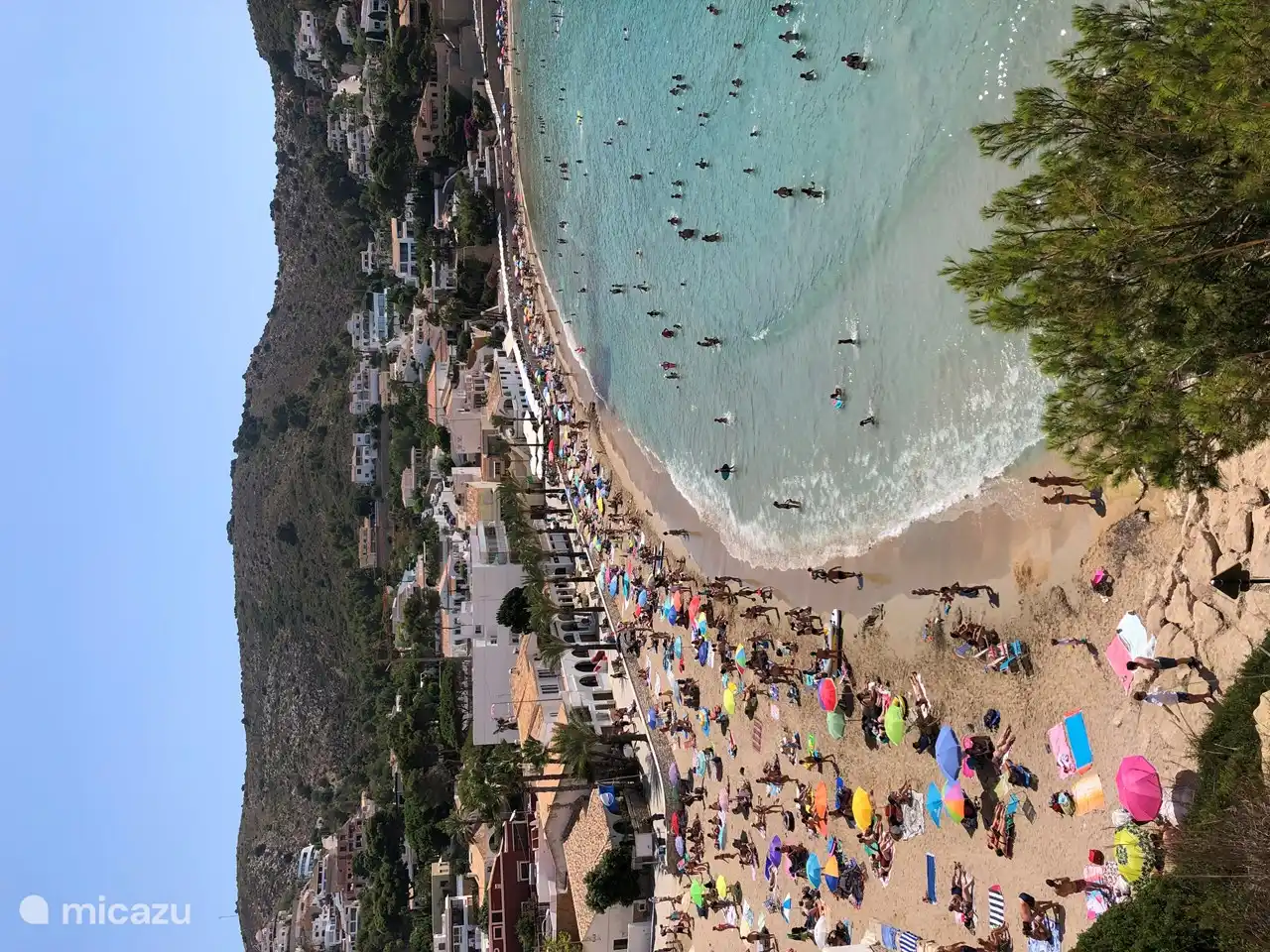 Natürlich ist es auch möglich, am Sandstrand von El Portet zu faulenzen und natürlich im türkisblauen Wasser des Mittelmeers zu schwimmen und anschließend die Aussicht bei einigen Tapas und einem Getränk von einer der Terrassen am Meer zu genießen. Sie können dorthin in 30 Minuten zu Fuß gehen.
