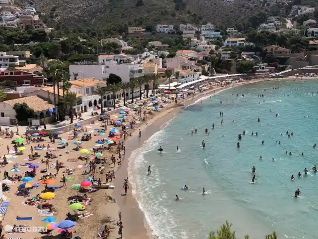 Casa Sueño | Espagne, Costa Blanca, Moraira - maison de vacances Bien sûr, il est également possible de paresser sur la plage de sable d'El Portet et bien sûr de nager dans l'eau bleu turquoise de la mer Méditerranée puis de profiter de la vue avec quelques tapas et un verre depuis l'une des terrasses du bord de mer. Vous pouvez y aller à pied en 30 minutes.