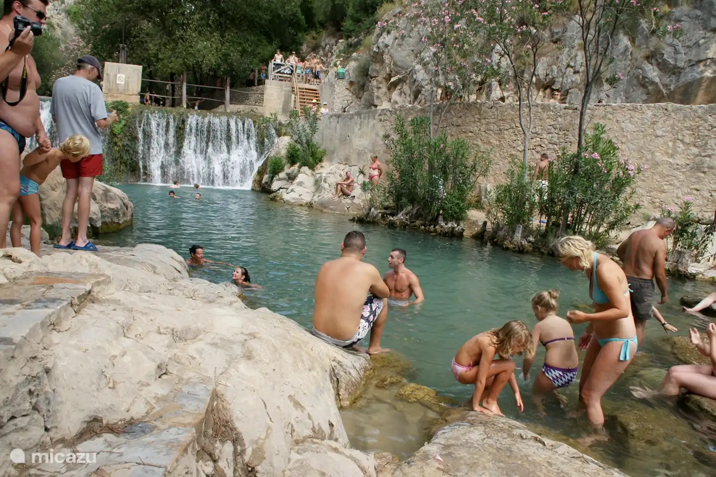 Besuchen Sie an einem heißen Tag Las fuentes del Algar in Callosa d'en Sarrià (ca. 20 km von Casa Sueño entfernt). Wunderschöne Wasserfälle und ein Naturschutzgebiet, in dem Sie spazieren gehen, picknicken und schwimmen können. Das eiskalte Wasser des Wasserfalls sorgt für einen angenehmen Kühleffekt