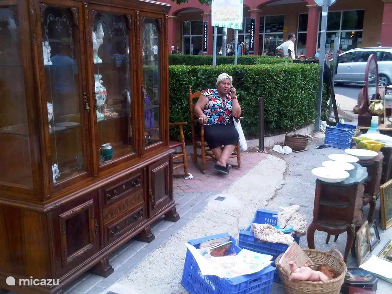 Samstags findet in Jalon ein großer Flohmarkt statt, auf dem man zwischen viel Trödel und schönen Menschen auch mal Wertvolles findet