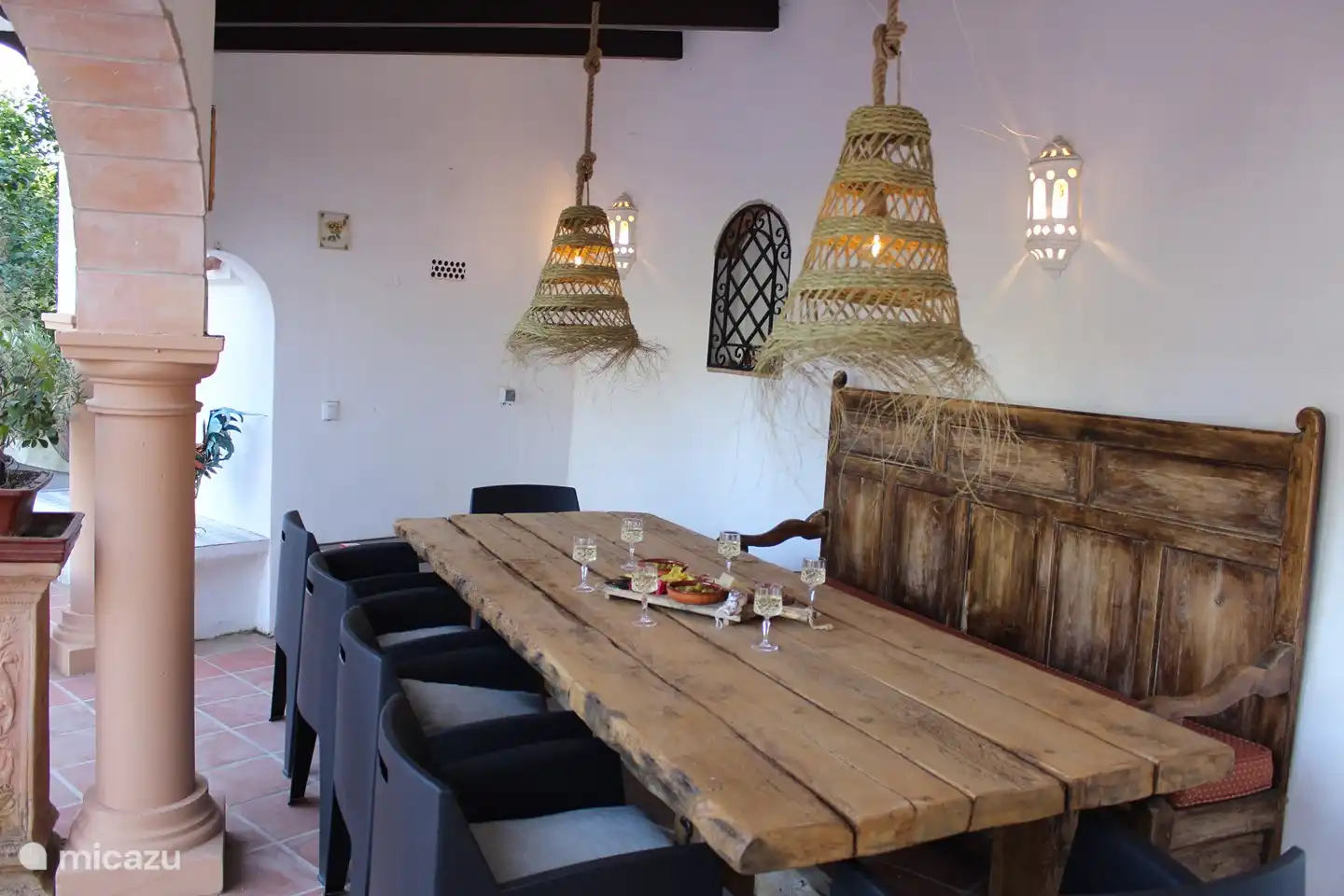 Der große Esstisch in der Naya bietet Platz für zehn Personen, ideal für Frühstück, Mittagessen, Getränke oder Abendessen mit Grill