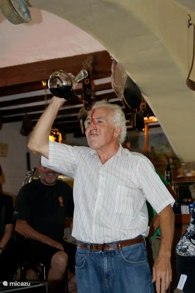 Wenn Sie am Samstag auf den Markt in Jalon gehen, statten Sie Casa Aleluya einen Besuch ab, wo der Besitzer (80+) auf Wunsch eine Weinshow veranstaltet