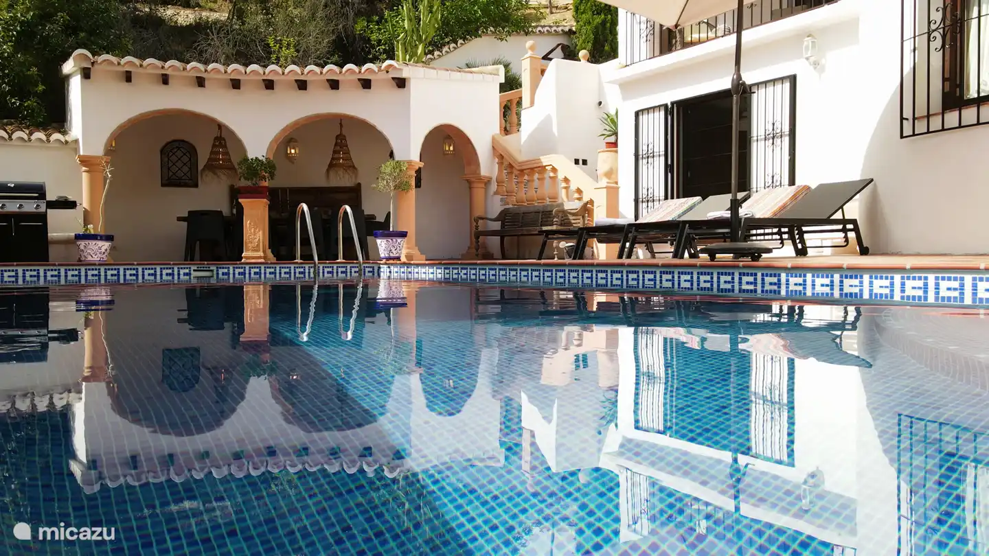 Im geschützten Hinterhof können Sie ungestört schwimmen, lesen und faulenzen