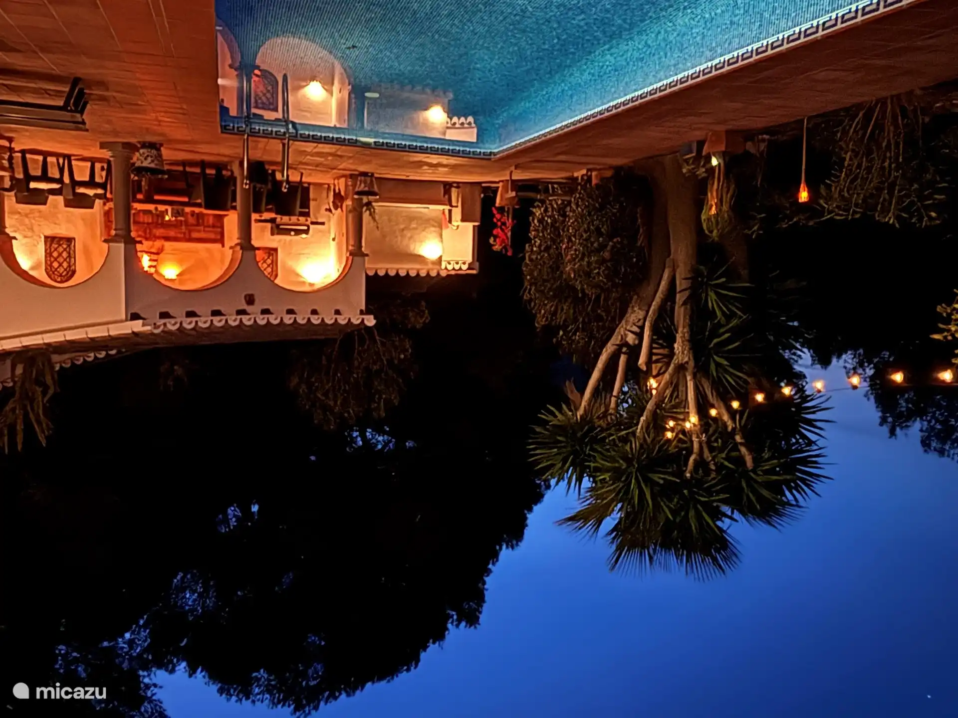 Im 8x4 großen Swimmingpool, der mit LED-Lampen beleuchtet und beheizbar ist, können Sie rund um die Uhr schwimmen.