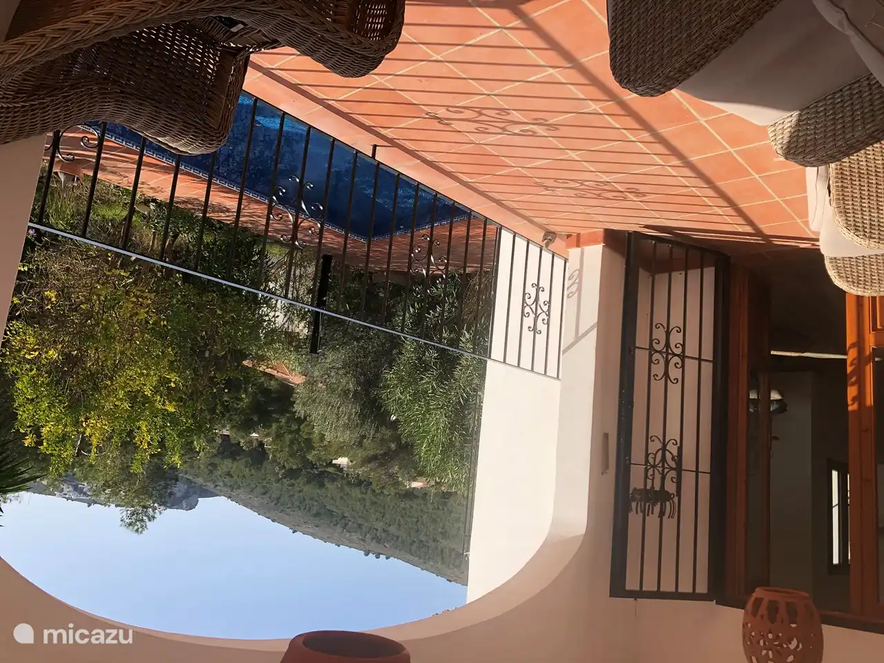 Mit Sesseln können Sie auf dem Balkon entspannen und den Blick über den Pino Verde genießen