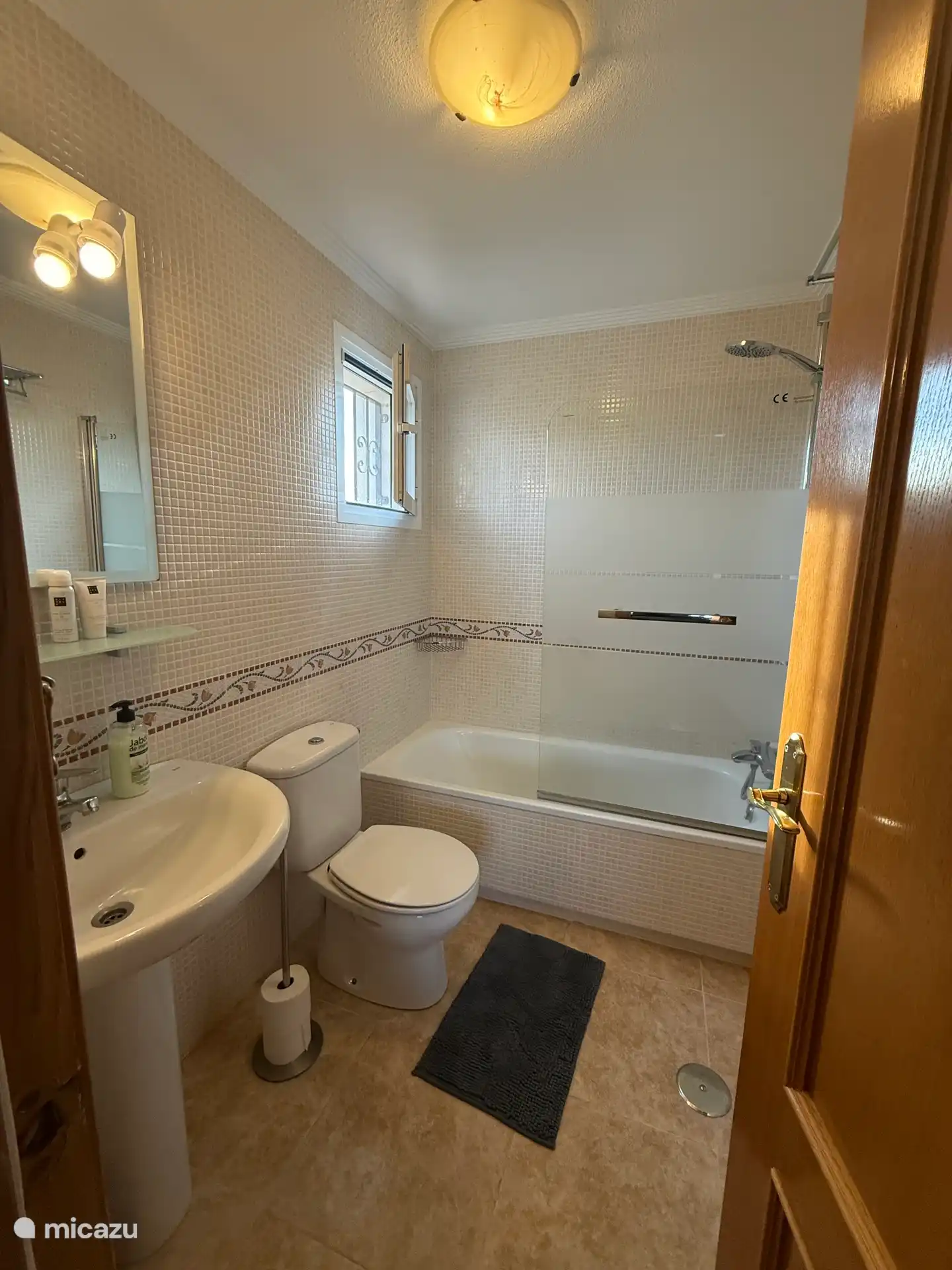 Badezimmer im Hauptschlafzimmer